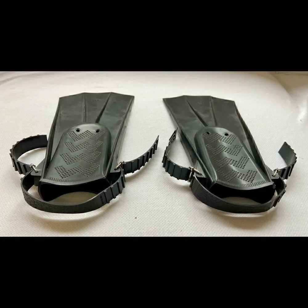 Kids Adjustable Flippers Fins Swimming Diving Learning Tools Black Size Small.